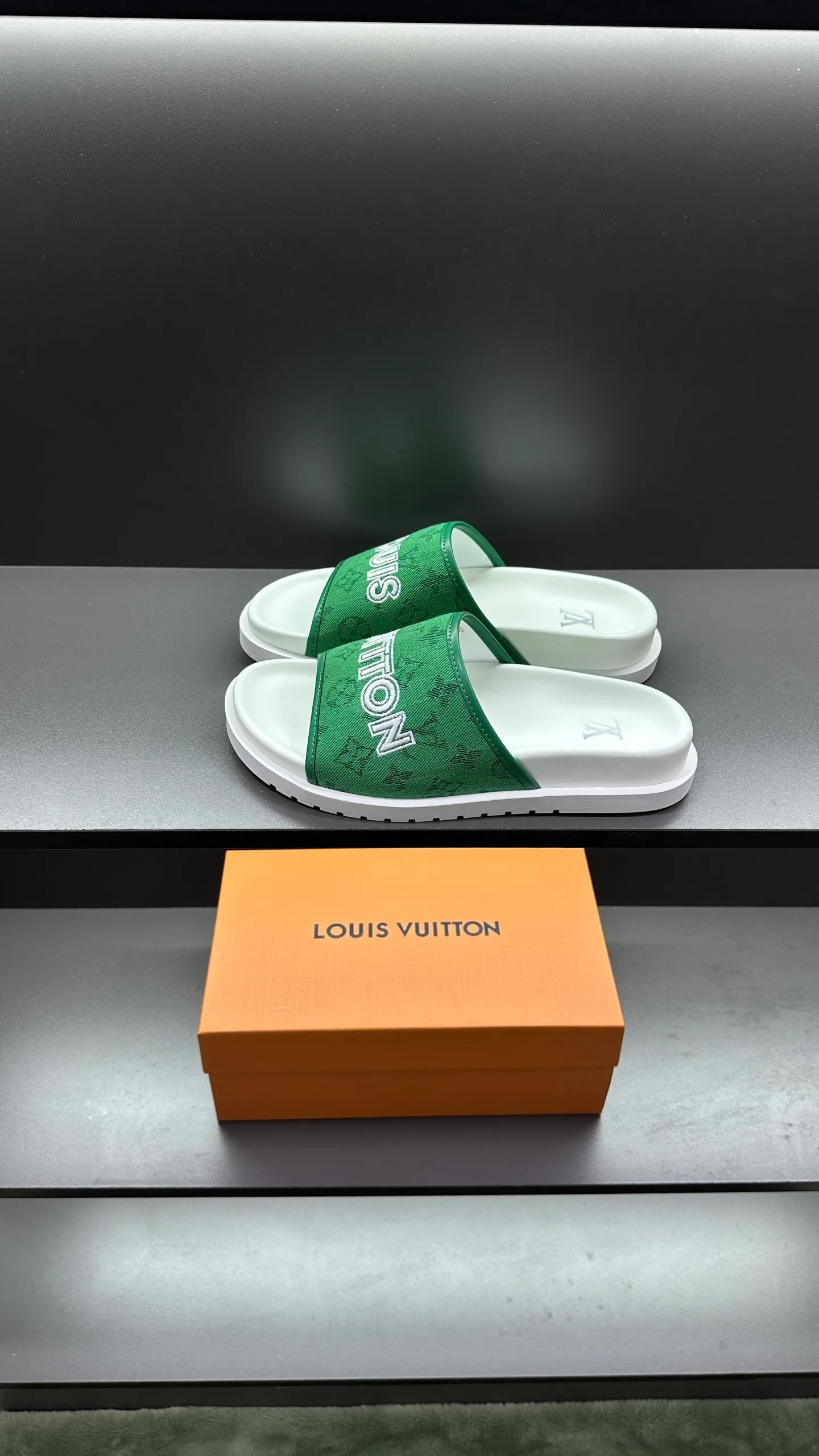 [L Home] P: 300💰Size: 38-45 Top purchasing lv men's summer slippers, classic presbyopia with soft real leather lining, unique color splicing effect, distinctive personality, fashionable and trendy essential style, light and comfortable. Lightweight and tough rubber insole, micro ridged foam outsole, super comfortable!